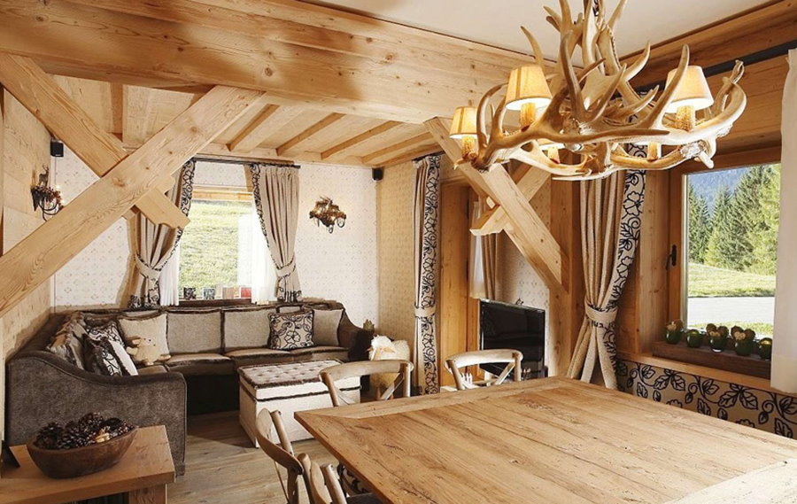 Lustre à cornes sur une table en bois