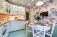 papier peint à fleurs dans la cuisine