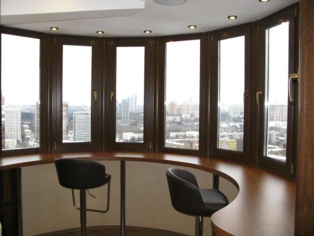 หน้าต่างบนระเบียงเป็นรูปครึ่งวงกลม