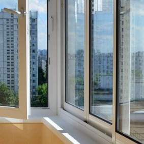 กระจกระเบียงและประเภทความคิด loggias