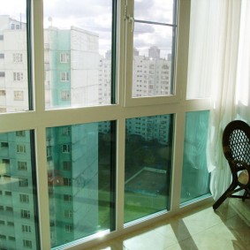 กระจกระเบียงและ loggias ในภาพถ่ายของอพาร์ทเมนท์