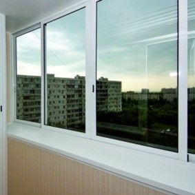 กระจกระเบียงและ loggias ในอพาร์ทเมนต์ความคิดความคิด