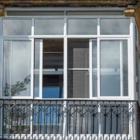 กระจกระเบียงและชานในการออกแบบภาพอพาร์ทเม้นท์