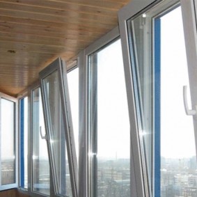 กระจกระเบียงและ loggias ในแนวคิดการออกแบบอพาร์ตเมนต์