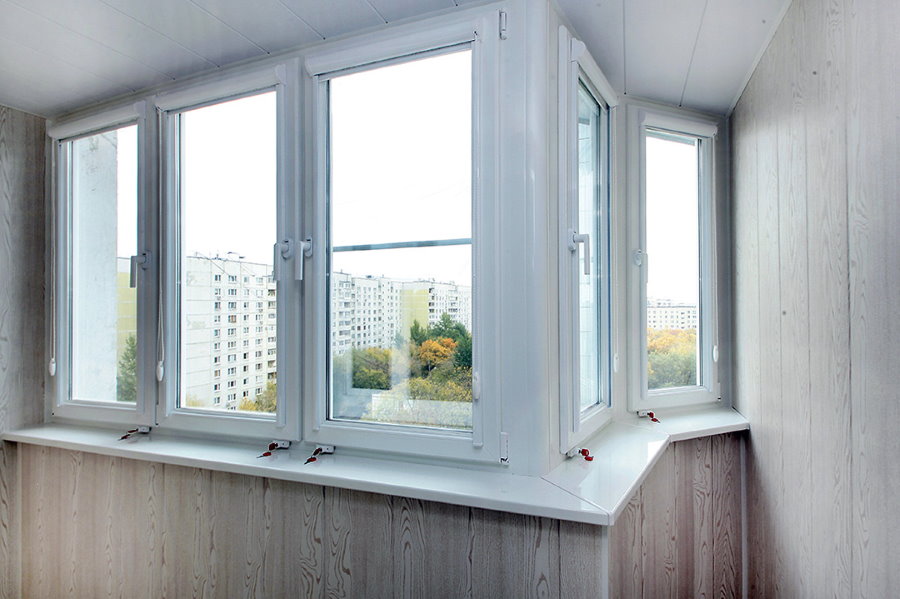 Cửa sổ nhựa trên loggia với một gờ