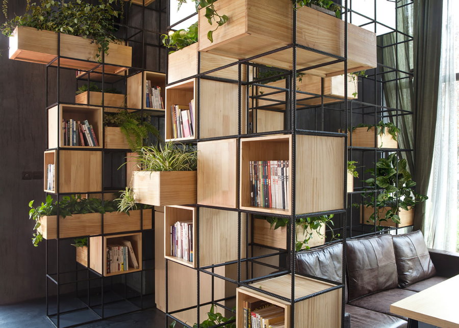 Decor despărțitor cu flori de interior