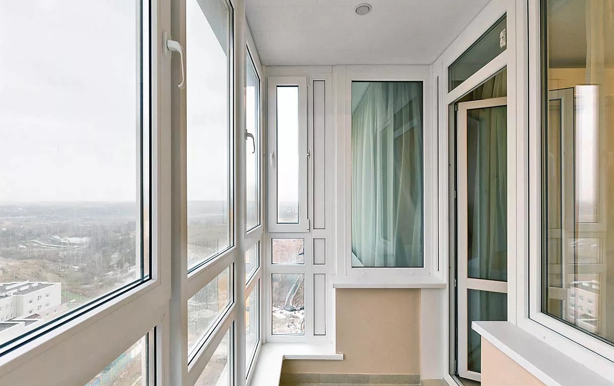 หน้าต่างพลาสติกบนระเบียง