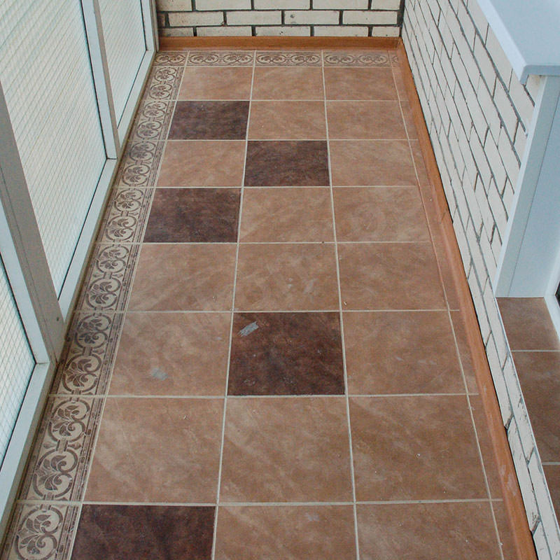 Keramische tegels op het balkon met panoramische beglazing