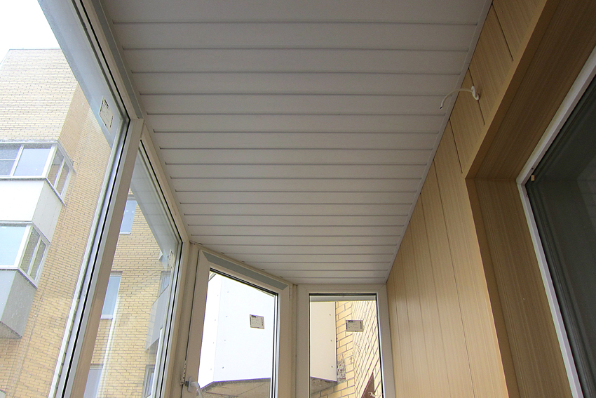 PVC-panelen op het plafond van het overdekte balkon