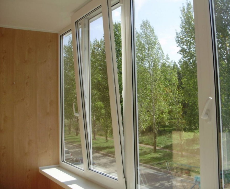 Màn trập cửa sổ PVC ở chế độ thông gió