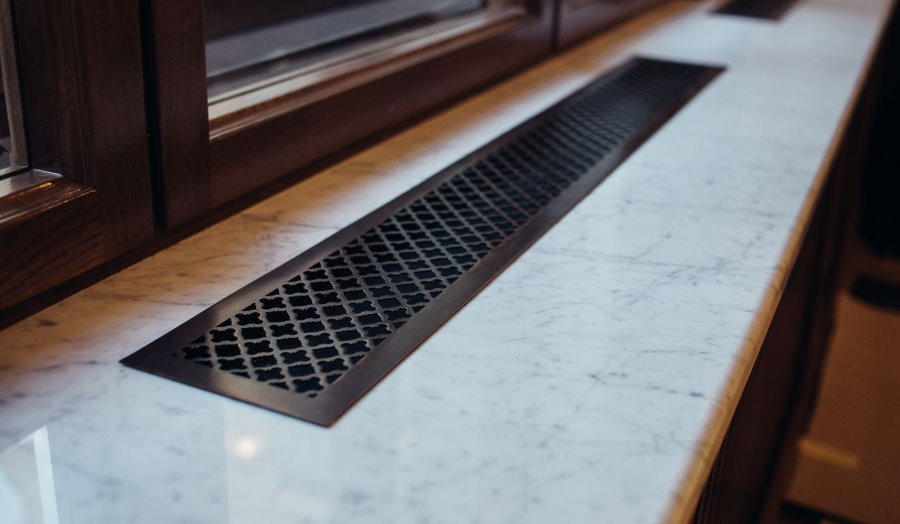 Gril pengudaraan di atas meja tingkap