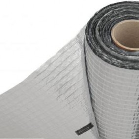 Rouleau de film pare-vapeur pour la construction d'un bain sur le balcon