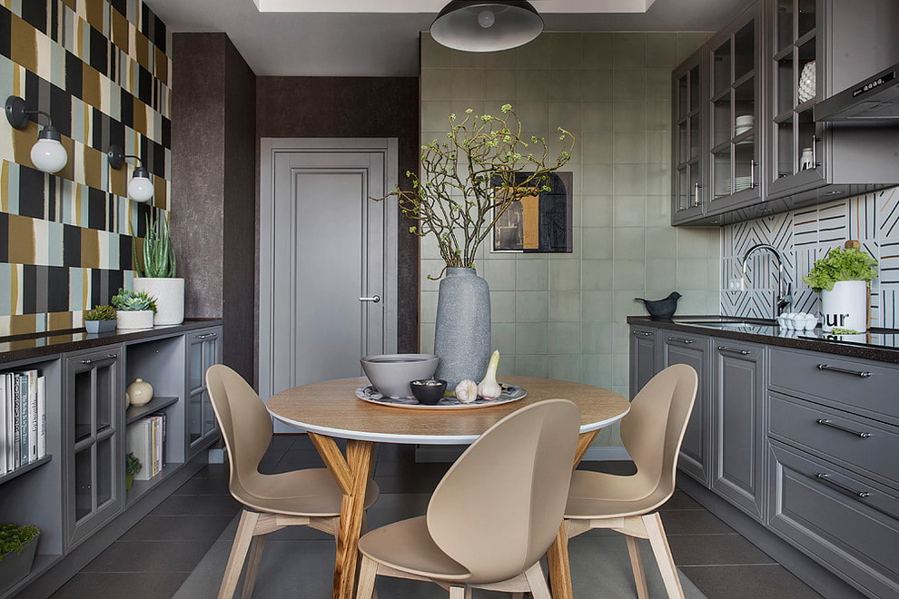 pintu kelabu di dapur