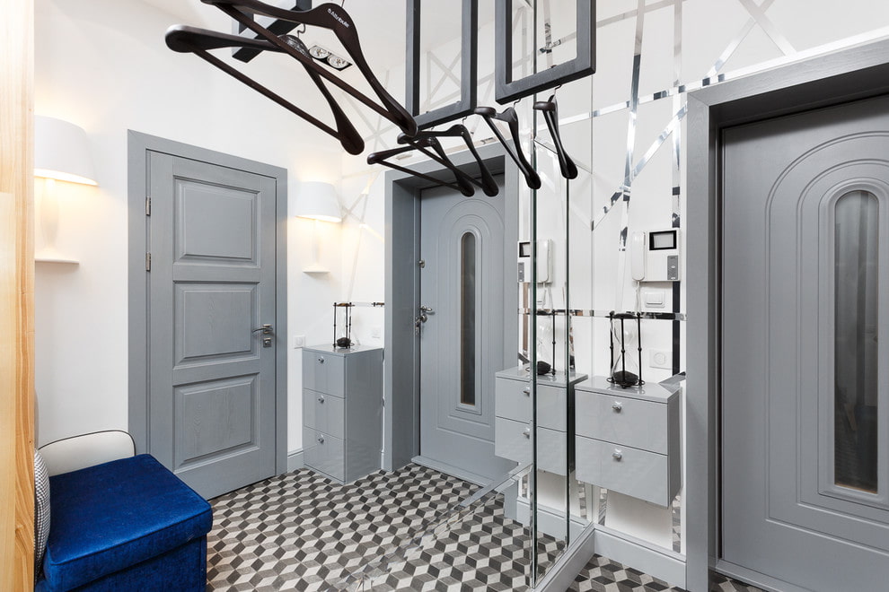 pintu kelabu di pedalaman rumah