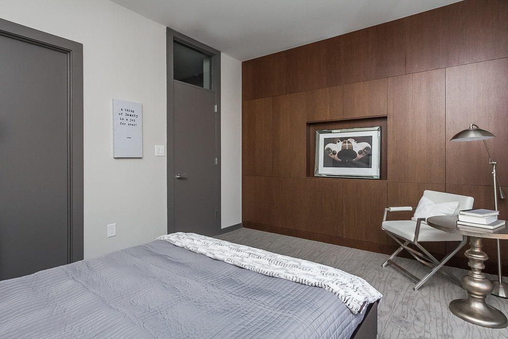 pintu kelabu di bahagian dalam bilik tidur