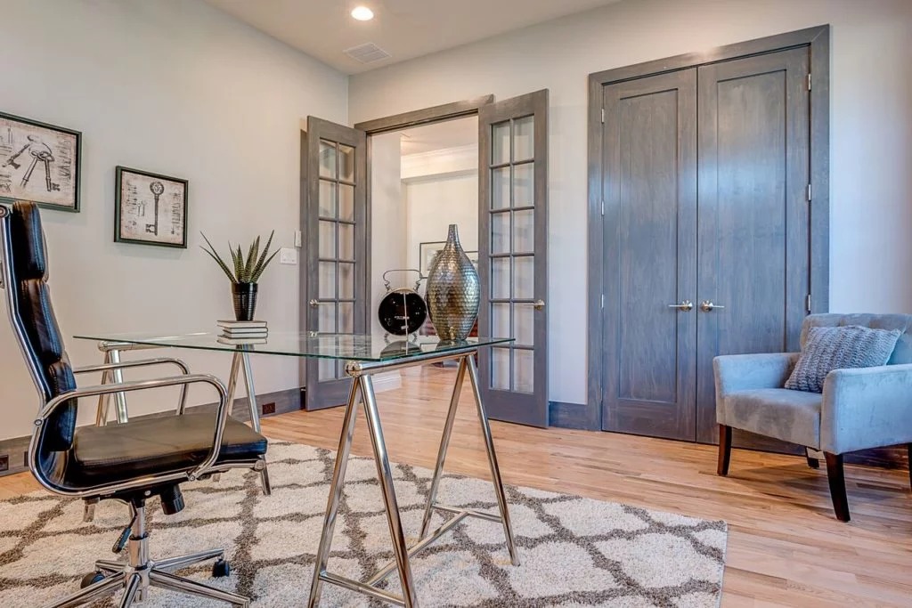 pintu kelabu di pedalaman