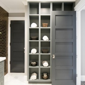 Pintu kelabu di dalam apartmen kelihatan seperti