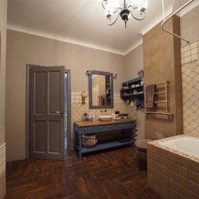 pintu kelabu dalam idea reka bentuk apartmen