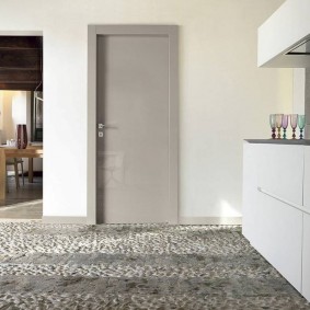 pintu kelabu dalam idea reka bentuk apartmen