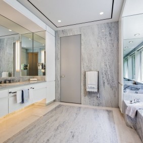 pintu kelabu dalam idea reka bentuk rata