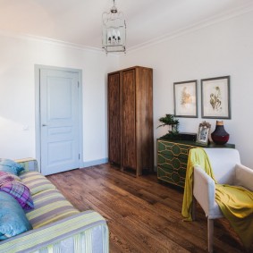 pintu kelabu dalam foto dalaman apartmen