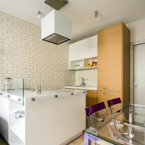 pintu kelabu di pedalaman foto pangsapuri