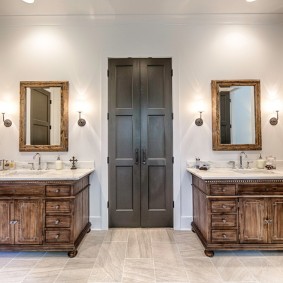 pintu kelabu dalam foto dalaman apartmen