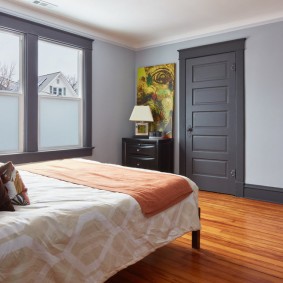 pintu kelabu dalam idea dalaman apartmen