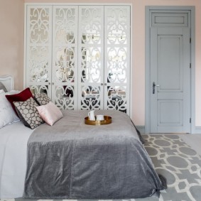 pintu kelabu dalam idea dalaman apartmen