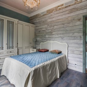 pintu kelabu dalam foto pangsapuri