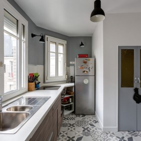 pintu kelabu dalam pemandangan pangsapuri