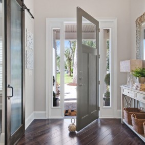 pintu kelabu dalam idea apartmen