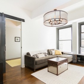 pintu kelabu dalam spesies foto pangsapuri