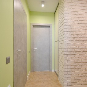 pintu kelabu dalam pandangan idea apartmen