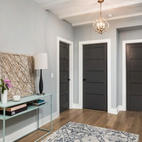 pintu kelabu dalam kajian apartmen