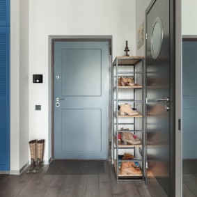 pintu kelabu dalam jenis apartmen reka bentuk