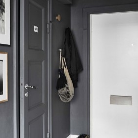 pintu kelabu di lorong