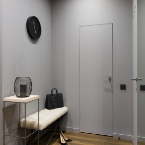 pintu kelabu di apartmen dalam warna dinding