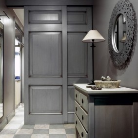 pintu kelabu gelap di apartmen