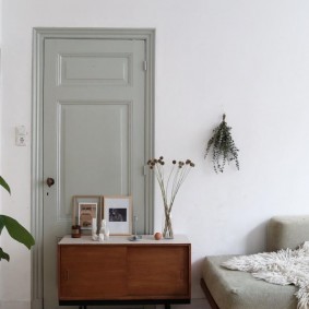 pintu kelabu di pedalaman pangsapuri