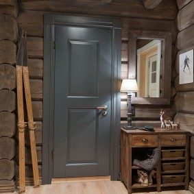 pintu kelabu dalam reka bentuk pangsapuri