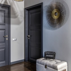 pintu kelabu dalam gambar reka bentuk pangsapuri