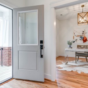 pintu kelabu dalam reka bentuk foto pangsapuri