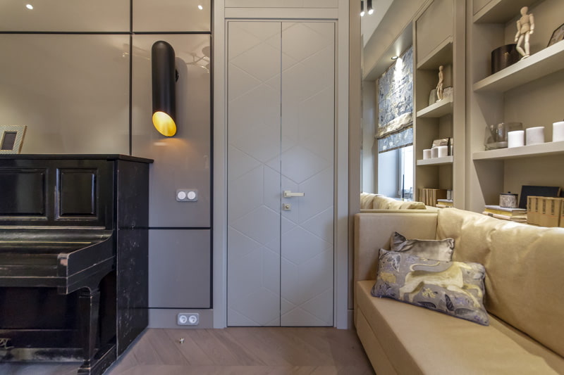 pintu kelabu di apartmen