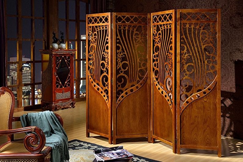 Paravent pliant en bois massif à l'intérieur du hall