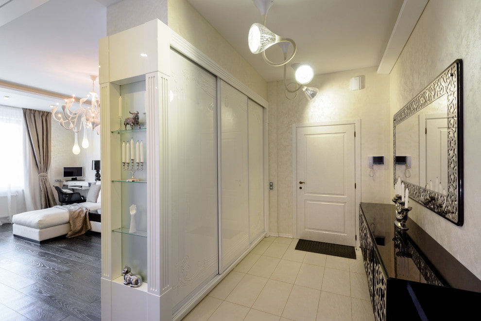 Dulapuri glisante într-o partiție din materialele combinate