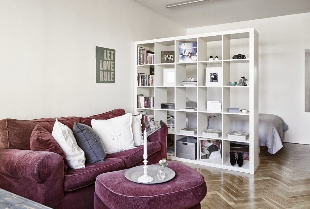Compartimentarea rafturilor într-un apartament studio