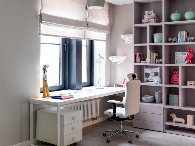 Meja putih di hadapan tetingkap bilik kanak-kanak