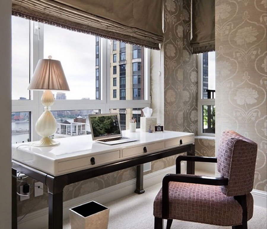 Meja yang selesa di hadapan tingkap besar di apartmen