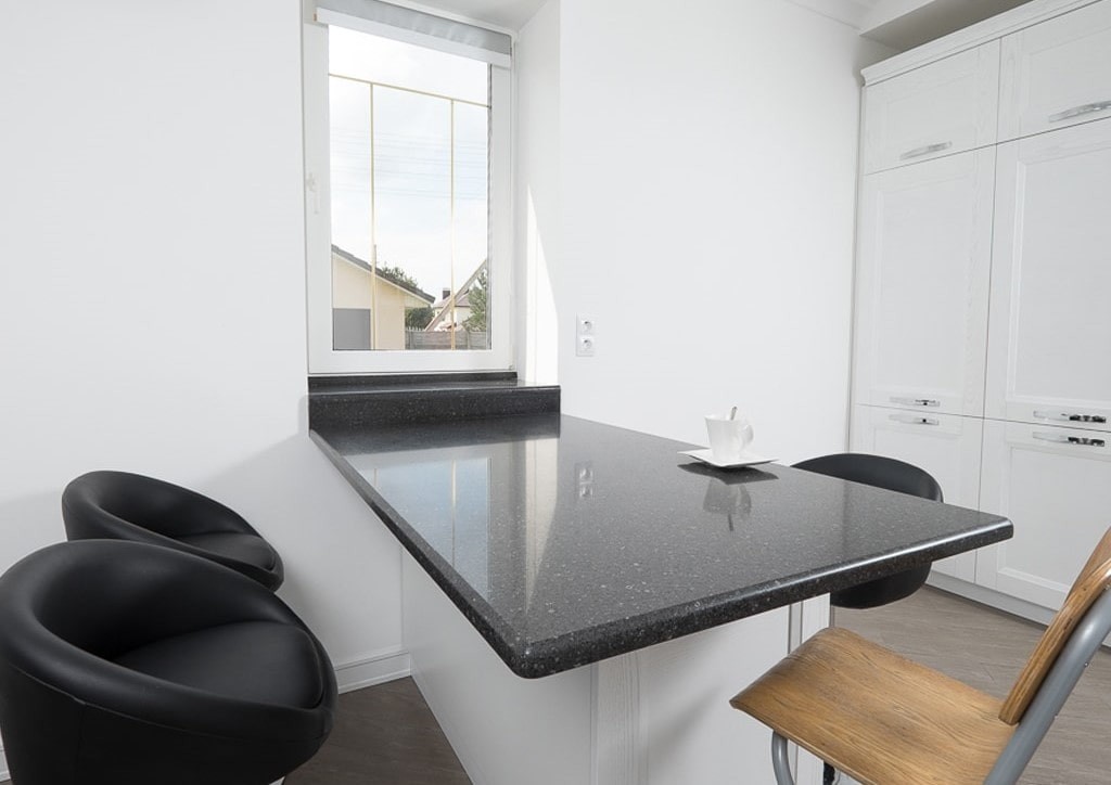 Jadual tudung tingkap hitam